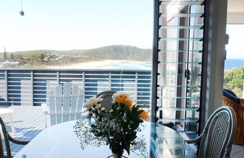 Boomerang Beach House | The Beach House, a stunning holiday home perched atop on the southern headland Boomerang Beach