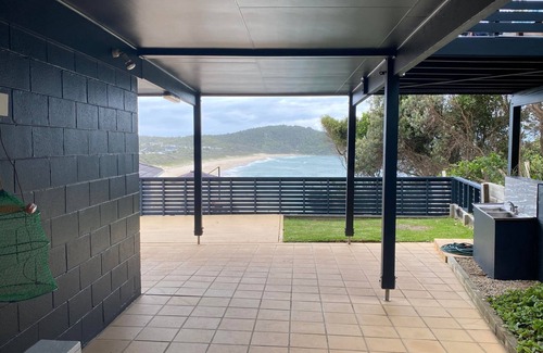 Boomerang Beach House | The Beach House, a stunning holiday home perched atop on the southern headland Boomerang Beach
