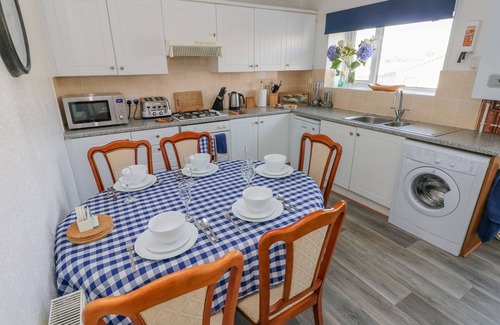 Llanelli Cottage | THE BEACH HOUSE, family friendly, country holiday cottage in Llanelli