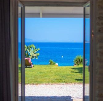Katavolos Apartment | The Beach House Kaminaki