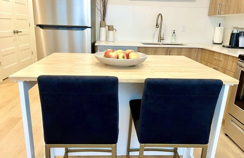 Southwest Calgary House | The Beach House: Minutes To Downtown
