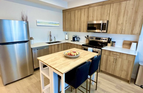 Southwest Calgary House | The Beach House: Minutes To Downtown