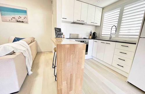 Towradgi Apartment | The Beach Pad | Renovated 1BR Steps from Towradgi
