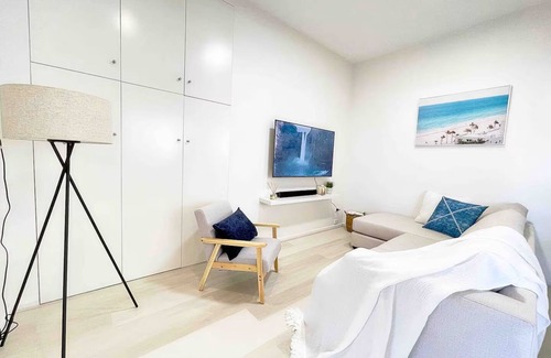 Towradgi Apartment | The Beach Pad | Renovated 1BR Steps from Towradgi