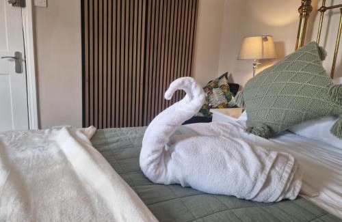 Earlsfield Bed & Breakfast | The Bean Apartment - double bedroom with private bathroom