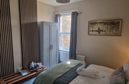 Earlsfield Bed & Breakfast | The Bean Apartment - double bedroom with private bathroom