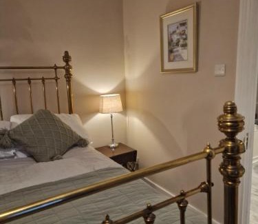 Earlsfield Bed & Breakfast | The Bean Apartment - double bedroom with private bathroom