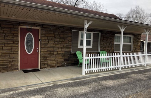 Aurora House | The Bear Cave w hot tub in the quaint village of Aurora