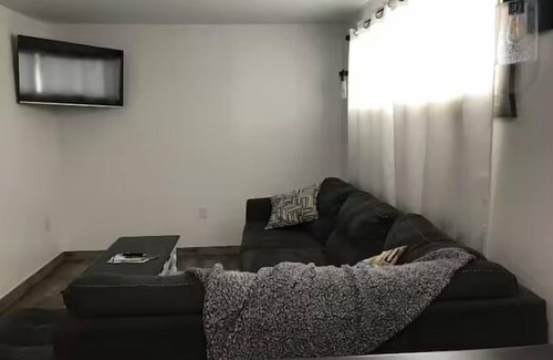 Aurora House | The Bear Cave w hot tub in the quaint village of Aurora