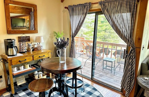 Davis Cabin | The Bear Lair-Cozy Retreat-Close to 2 Ski Resorts