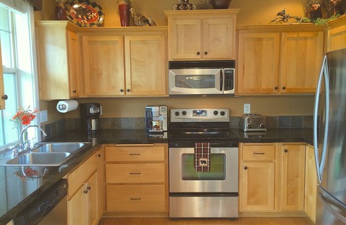 Redmond House | The Bear's Den 5 Stars Reviews Hot Tub, Wifi and Amenities for kids!
