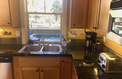 Redmond House | The Bear's Den 5 Stars Reviews Hot Tub, Wifi and Amenities for kids!