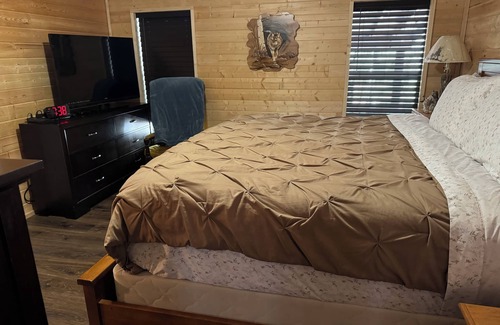 Heber Cabin | The Bear's Den, Cozy 2-bedroom Cabin in amazing Forest Lakes with AC, WiFi, Pets
