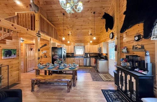 Brownfield Cabin | The Bear's Den | Lake Access, Hot Tub, Firepit!