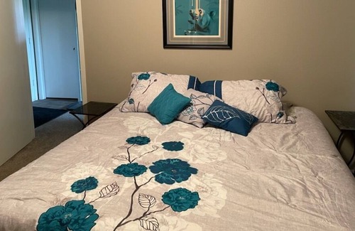Wasilla House | The Bear's Den: Private Suite
