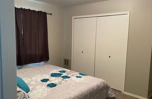 Wasilla House | The Bear's Den: Private Suite