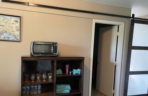 Wasilla House | The Bear's Den: Private Suite