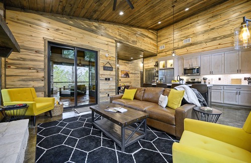 Broken Bow Cabin | The Bears and the Bees - EV Outlet, Rooftop Deck, 3 King Masters, Games