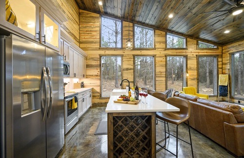 Broken Bow Cabin | The Bears and the Bees - EV Outlet, Rooftop Deck, 3 King Masters, Games
