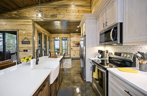 Broken Bow Cabin | The Bears and the Bees - EV Outlet, Rooftop Deck, 3 King Masters, Games