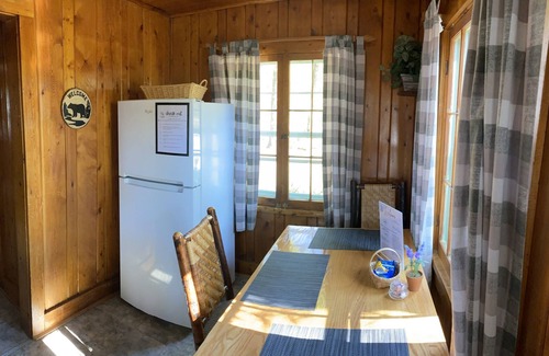 Riverside Cabin | The Bear’s Den at Cottonwood Cabins | Mountain Charm & Comfort