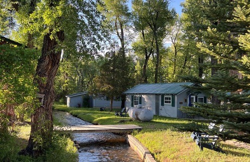 Riverside Cabin | The Bear’s Den at Cottonwood Cabins | Mountain Charm & Comfort