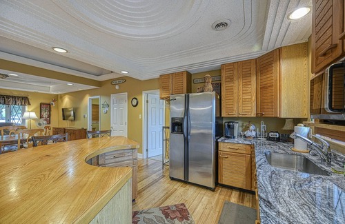 Mineral House | The beautiful Tiki House has plenty of room for your large family gathering.