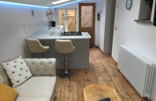 Monmouth Apartment | The Bees Knees @ Redhill Grange