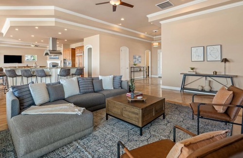 Murrieta House | The Bellevue Estate by Fieldtrip | Infinity Pool with Sweeping Views