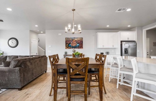 Washington House | The Bend at Paseos: Dog Friendly, Hot Tub, Playstation