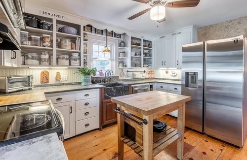 Lebanon House | The Benton House- 6 Beds- minutes to Dartmouth