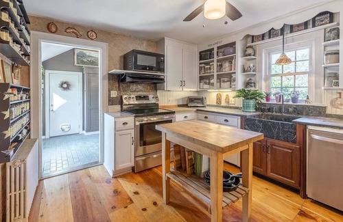 Lebanon House | The Benton House- 6 Beds- minutes to Dartmouth