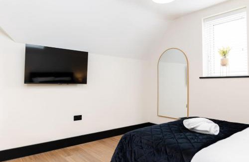 Gabalfa Apartment | The Berriman Collection Stylish Sleeps 6 - 2 Bedroom