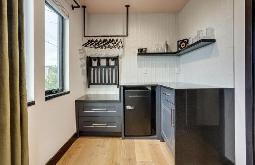 Newport Hotel | The Berry at The Louie Boutique Motel, Walk to Everything! Dog Friendly!