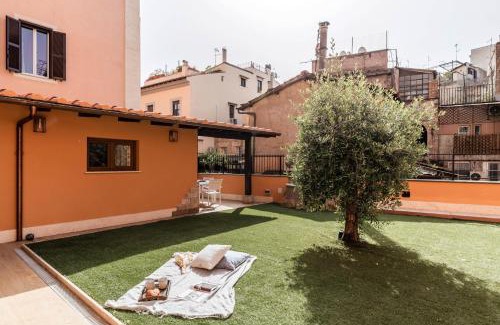 Monti Apartment | The Best Rent - Peaceful oasis with garden near the Colosseum