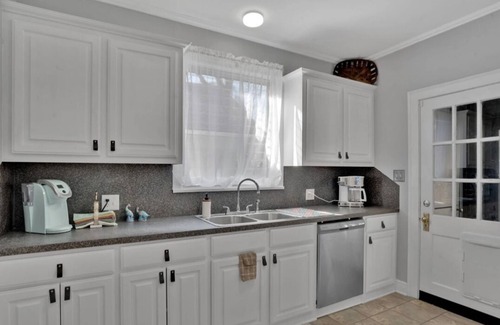 Broadmoor House | The Beverly est. 1939! Charming 3-bedroom house with Hot Tub! Permit 25-0078-STR