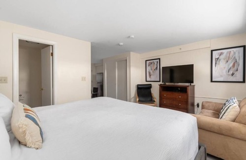 Beverly Hotel | The Beverly Hotel | Studio King | Free Parking & Minutes to Salem Witch Museum
