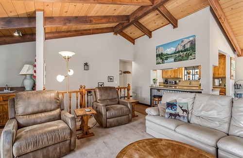 Groveland Cabin | The Big Easy - Lakefront Only 1 mile to Popular Marina Beach! by Yosemite Region Resorts
