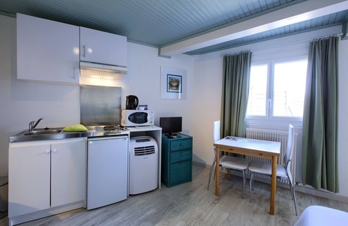 Saint-Sulpice-de-Faleyrens Apartment | The big stone of St Emilion