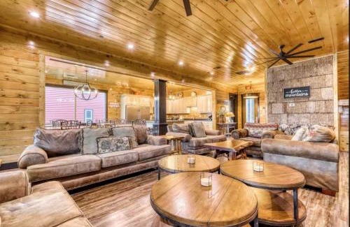Gatlinburg House | The Big Poplar Retreat by Stony Brook Cabins