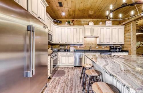 Gatlinburg House | The Big Poplar Retreat by Stony Brook Cabins