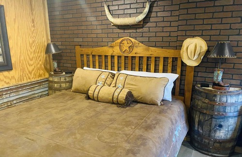 Amarillo Apartment | The Big Texan King! Free 72oz Steak*Airbnb