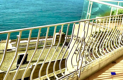Roucas-Blanc Apartment | The big VENTILATED blue (Corniche Roucas Blanc beach)