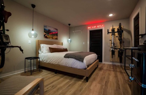 Bentonville Cabin | The Bike Inn #2, Back 40, Double Room