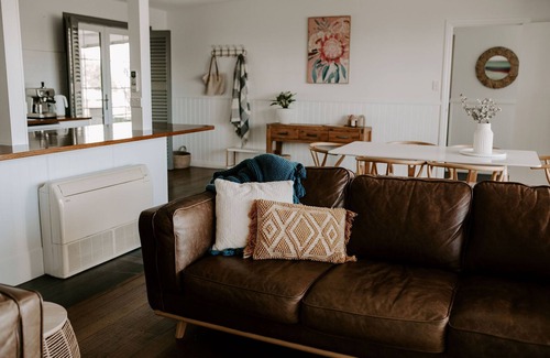 Binalong Bay House | THE BILLOWS - BINALONG BAY. Hamptons style escape overlooking the Bay of Fires.