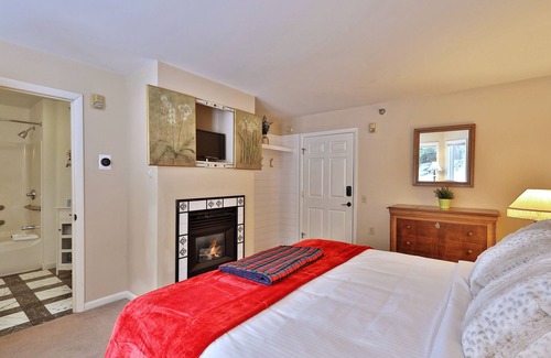 Killington Cabin | The Birch Ridge: American Classic Room #7 - King Suite in Killington. Hot Tub.