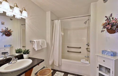 Killington Cabin | The Birch Ridge: American Classic Room #7 - King Suite in Killington. Hot Tub.