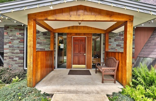 Killington Cabin | The Birch Ridge: American Classic Room #7 - King Suite in Killington. Hot Tub.