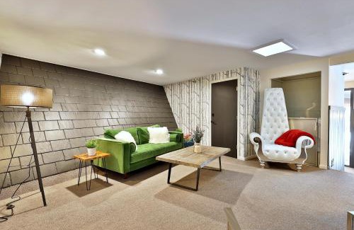 Killington Cabin | The Birch Ridge- Lace Room #3 - Queen Suite in Renovated Killington Lodge, Hot tubs, home