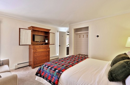 Killington Cabin | The Birch Ridge: Lace Room #3 - Queen Suite in Renovated Killington Lodge. Hot tubs.